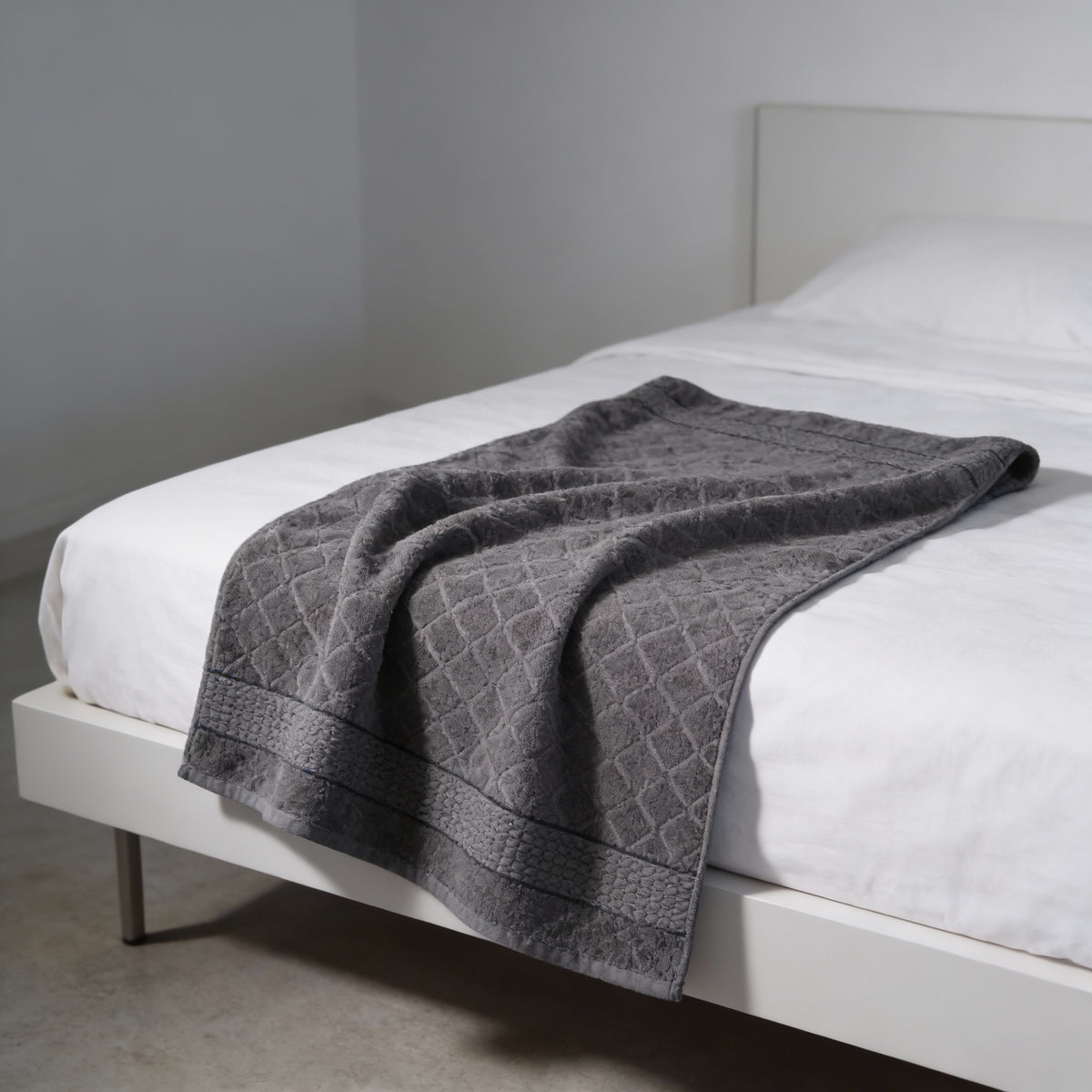 Sophisticated Grey Terry Towel  (70×140 cm)